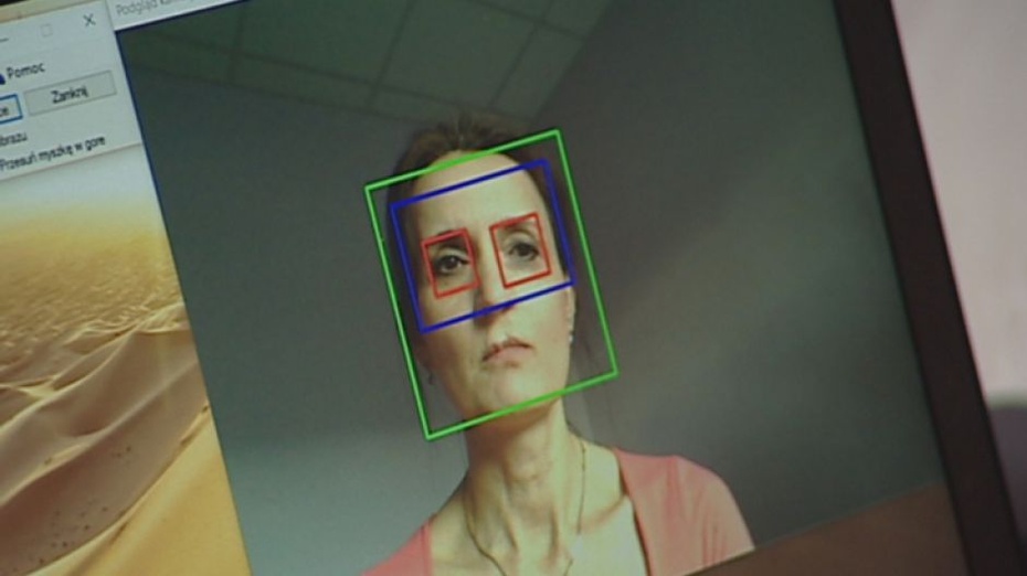 Dr Joanna Marnik testuje aplikację, fot. TVP Rzeszów/kadr z filmu