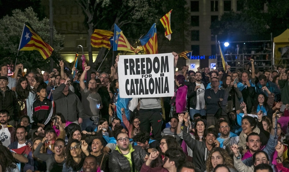 Katalończycy świętują wyniki referendum na ulicach, fot. PAP/EPA/SANTI DONAIRE