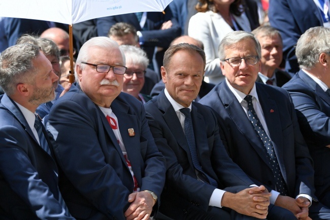 Od lewej: Jarosław Wałęsa, Lech Wałęsa, Donald Tusk, Bronisław Komorowski, fot. PAP/Adam Warżawa