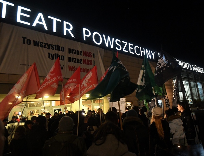 "To nie sztuka, to kloaka". Protest przeciwko "Klątwie" w Teatrze Powszechnym