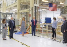 Donald Trump z żoną przed startem rakiety.