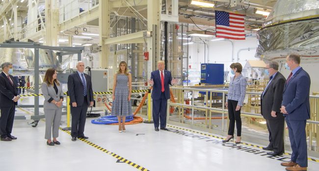 Donald Trump z żoną przed startem rakiety.