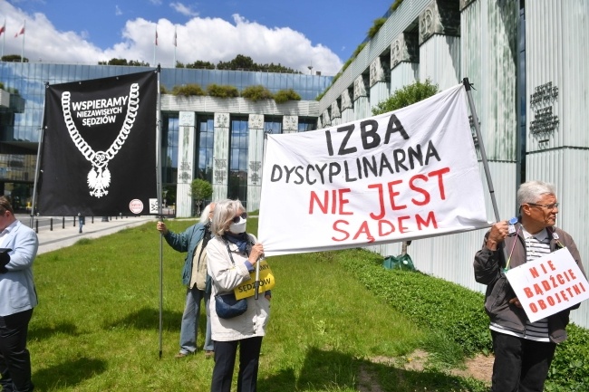 Manifestacja poparcia dla sędziego Włodzimierza Wróbla przed siedzibą SN w Warszawie, fot. PAP/Radek Pietruszka