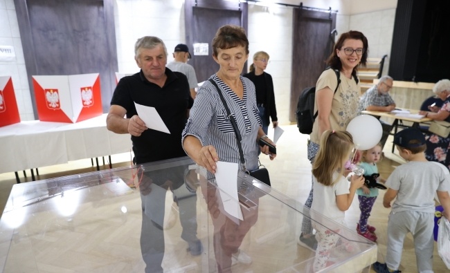 Prawybory przed wyborami parlamentarnymi w Wieruszowie, fot. PAP/Marian Zubrzycki