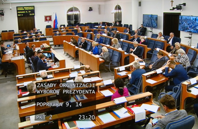 Senatorowie (na ekranie) podczas transmisji obrad Senatu udostępnionej mediom w Sali Kolumnowej Sejmu w Warszawie. Fot. PAP/Mateusz Marek