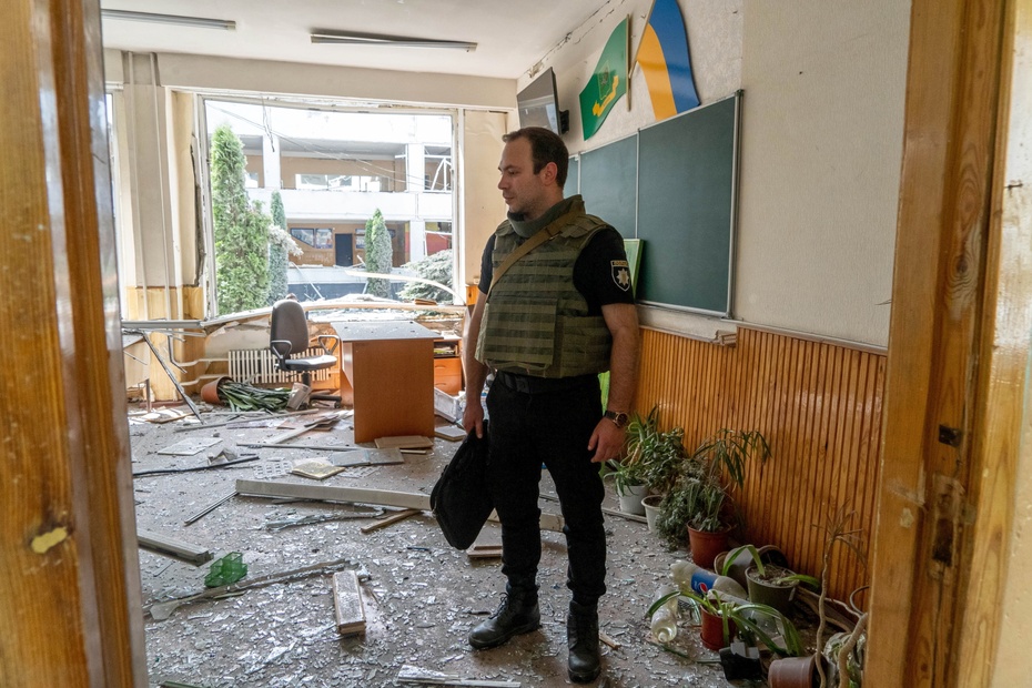 Charków, zniszczony budynek szkoly po rosyjskim bombardowaniu Fot. PAP/Mykola Kalyeniak