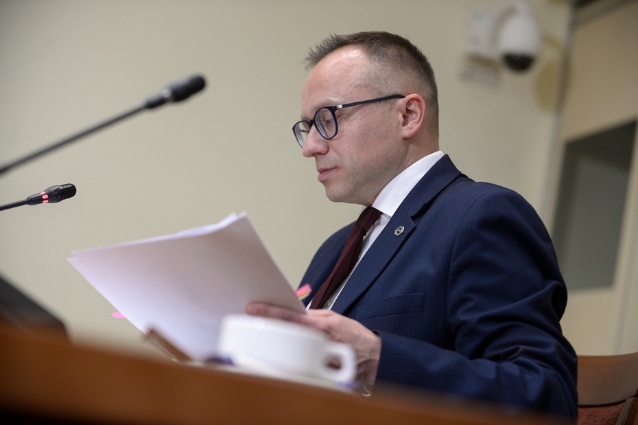 Artur Soboń przesłuchiwany przez komisję śledczą ds. wyborów kopertowych. Fot. PAP/Marcin Obara