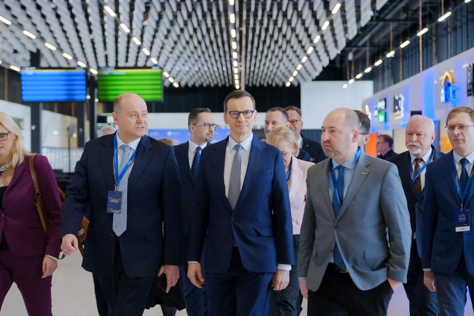 (Premier Mateusz Morawiecki na lotnisku Warszawa-Radom. Fot. PAP/Mateusz Marek)