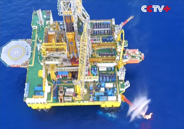 Platforma wydobywcza na Morzu Południowochińskim. fot. CCTV+ / YouTube (screen)