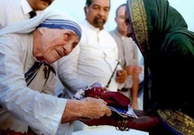 Mother Teresa presenting documents for a new house to a villager from Latur in Mumbai on September 2, 1994. (Photo: Reuters)