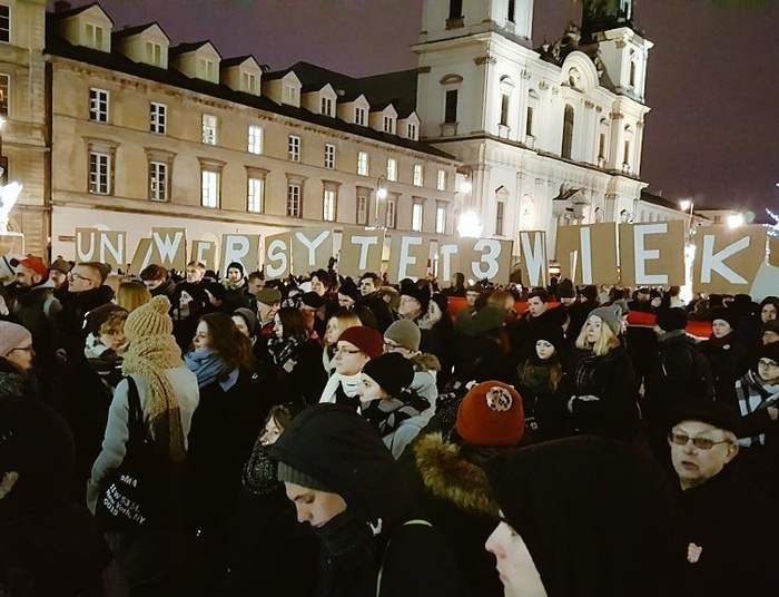 Protest studentów jak marsz KOD. Przybyli Mazguła, Hartman i seniorzy
