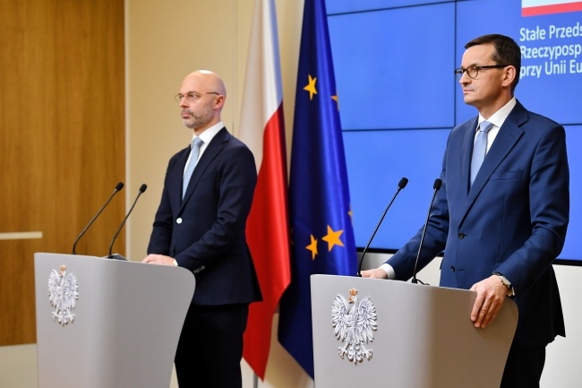 Premier RP Mateusz Morawiecki oraz minister klimatu Michał Kurtyka podczas konferencji w Brukseli, fot. Radek Pietruszka