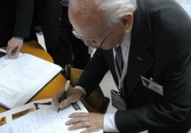 Józef Paczyński (nr P-121) podpisuje list do premiera w sprawie europejskiego Dnia Bohaterów Walki z Totalitaryzmem. 14.VI.2011
