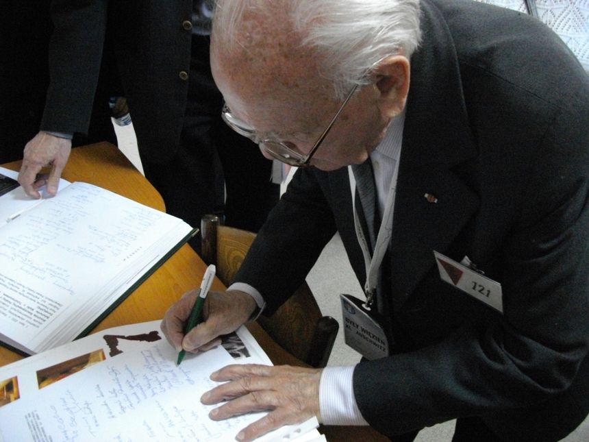 Józef Paczyński (nr P-121) podpisuje list do premiera w sprawie europejskiego Dnia Bohaterów Walki z Totalitaryzmem. 14.VI.2011