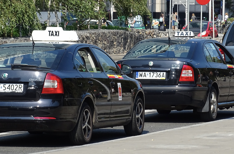 Taxi w Warszawie. Źródło: flickr.com/peterolthof/CC BY-ND 2.0
