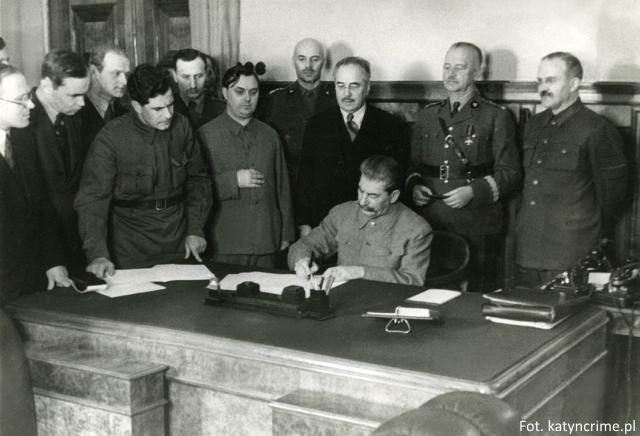 Stalin podpisuje porozumienie Sikorski-Majski