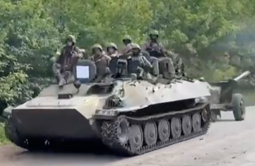 W sieci pojawiło się nagranie pokazujące konwój polskich czołgów T-72M1 w obwodzie charkowskim. Źródło: Twitter/@Osinttechnical