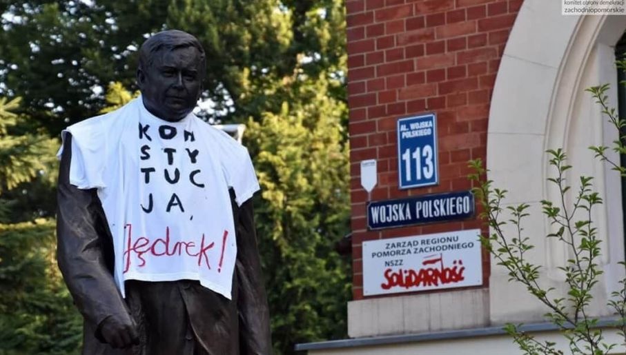 Napis na koszulce "Konstytucja Jędrek". Pomnik Lecha Kaczyńskiego w Szczecinie