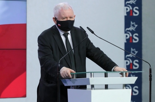 Jarosław Kaczyński nie ma szczęścia do śpiewania hymnu, fot. PAP/Paweł Supernak