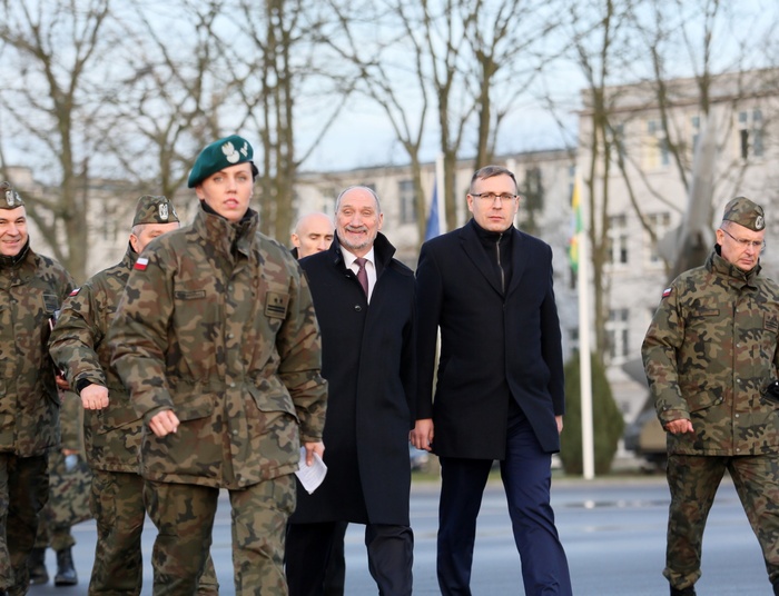 Macierewicz wycofuje wnioski o awanse generalskie