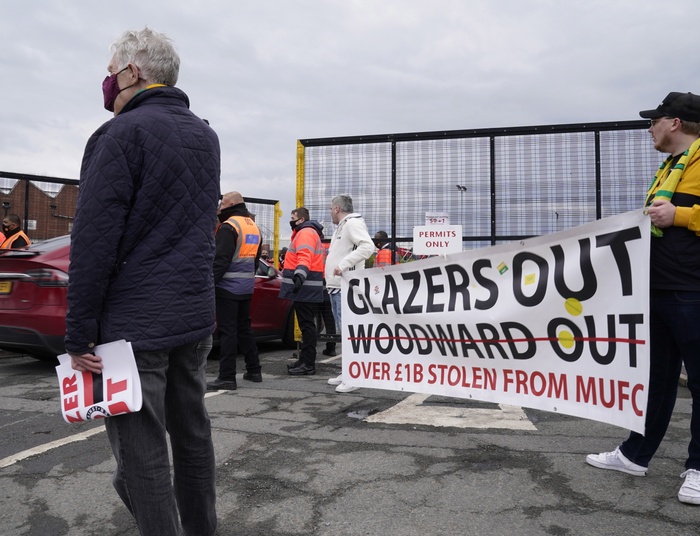 Kibice Manchesteru United rozwścieczeni wtargnęli na boisko. Mają już dość