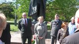 Pod pomnikiem Marszałka z Minister Anną Fotygą