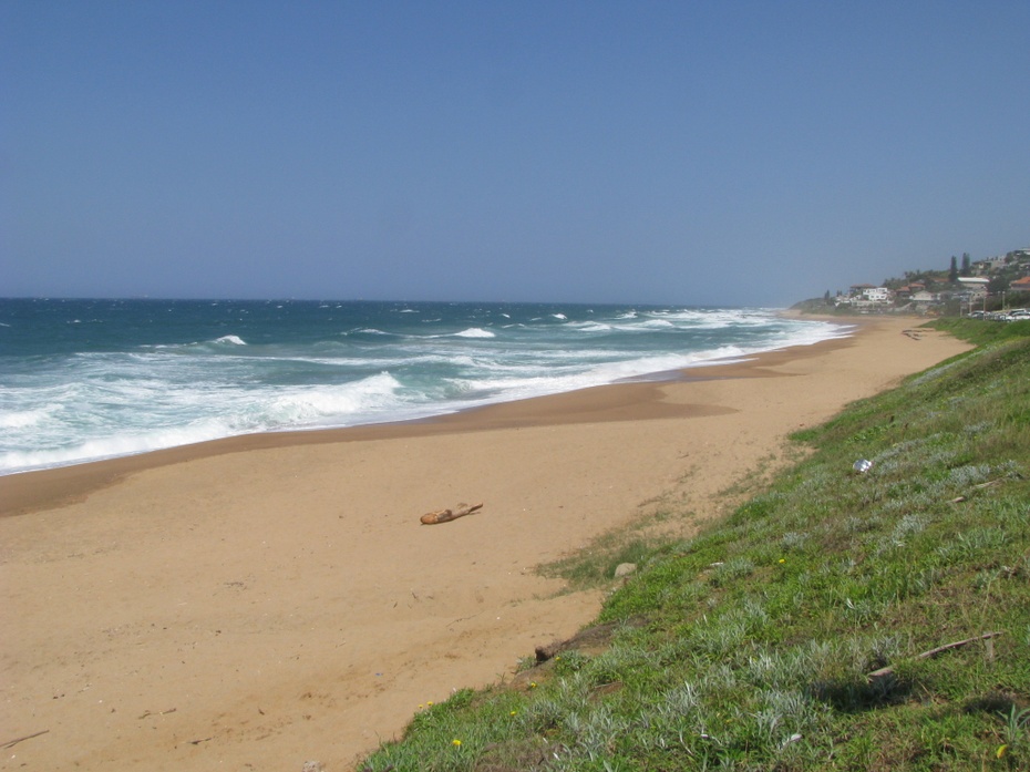 Zastanawiałam się nad wyborem zdjęcia. Nie miałam zdjęć z sądu, a ponieważ wspominam o plaży - daję plażę na Ocenie Indyjskim w uMdloti koło Durbanu. Plaża pusta i czysta, bo to jeszcze nie sezon - zdjęcie własne