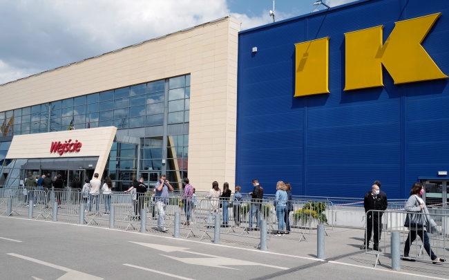 Kolejka przed wejściem do sklepu Ikea w Katowicach. Fot. PAP/Andrzej Grygiel