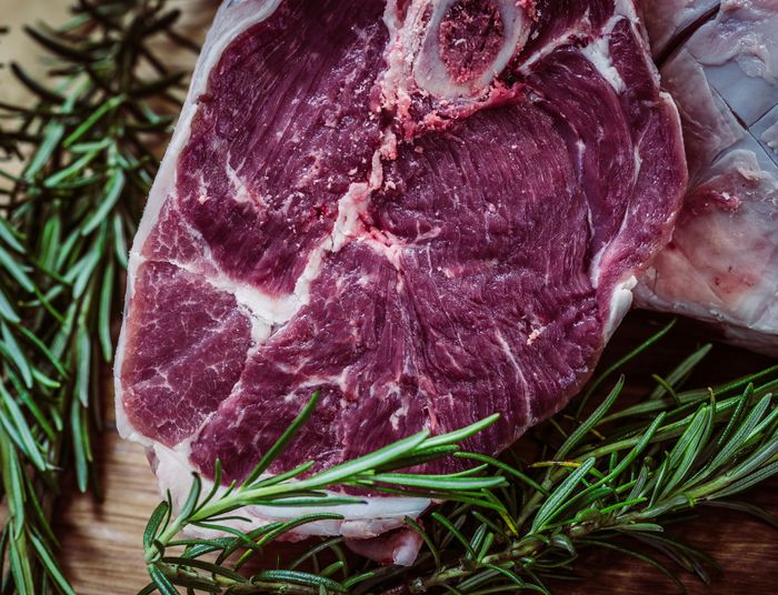 Dieta bogata w mięso zwiększa ryzyko demencji. Jak to możliwe?