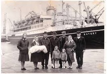 Gdynia, transatlantyk MS BATORY, wyprawa na saksy ze starego kraju za wielką wodę. Zdjęcie znalezione w Internecie