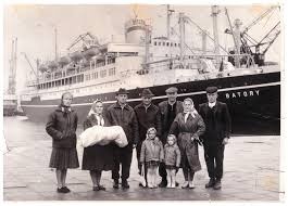 Gdynia, transatlantyk MS BATORY, wyprawa na saksy ze starego kraju za wielką wodę. Zdjęcie znalezione w Internecie