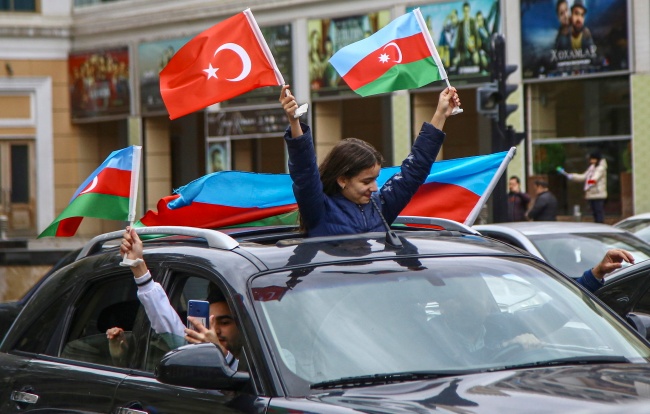 Baku. Ludzie świętują koniec wojny. fot. PAP/EPA