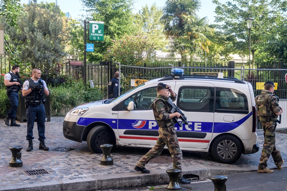 Zamach na przedmieściach Paryża. Fot. PAP