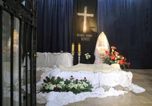 Grób Pański w kościele Świętej Anny przy Krakowskim Przedmieściu w Warszawie, fot. PAP/Tomasz Gzell