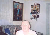 Anna Walentynowicz w swoim mieszkaniu w Gdansku 2009r na tle obrazu z orderem prezydenta Lecha Kaczynskiego