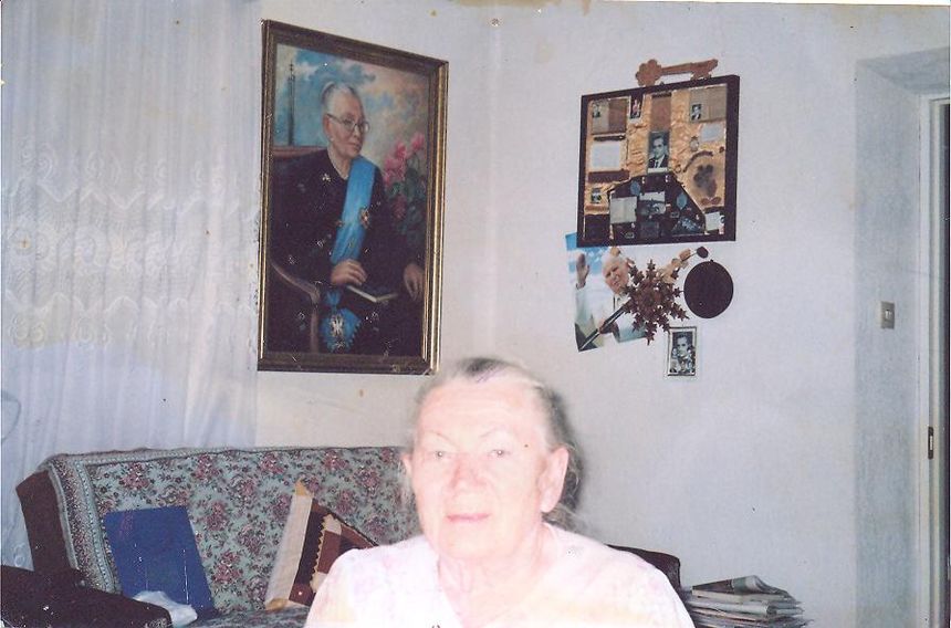 Anna Walentynowicz w swoim mieszkaniu w Gdansku 2009r na tle obrazu z orderem prezydenta Lecha Kaczynskiego