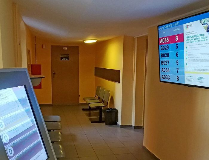 Giuseppe w Warszawie i handel numerkami do urzędu. Sytuacja jak z filmu Barei