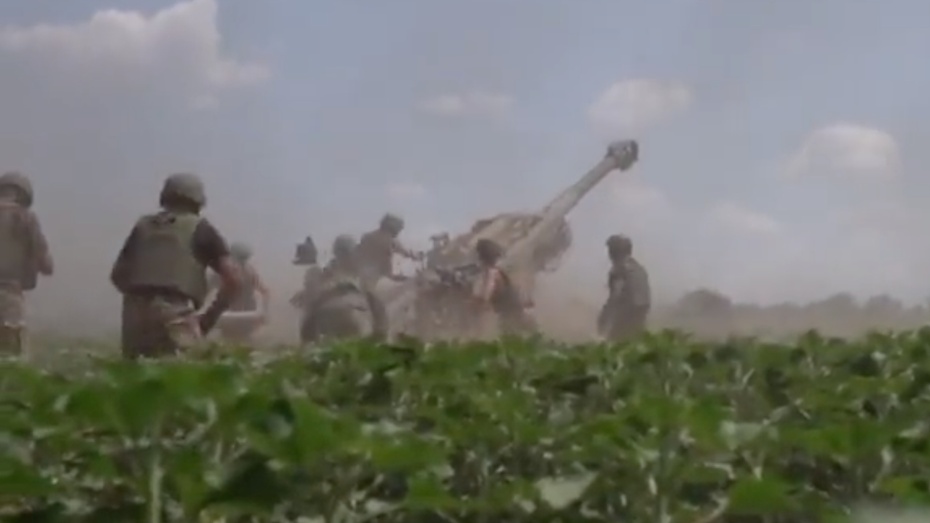 Ukraińskie ministerstwo obrony pokazało nagranie z frontu, na którym widać jak armia tego kraju używa amerykańskiej haubicy M777 do wykonania ataku na rosyjskie działa Nona-K. (fot. Twitter/@DefenceU)