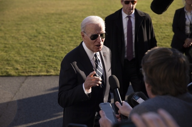 Prezydent USA Joe Biden odpowiada na pytania dziennikarzy. Fot. PAP/EPA/MICHAEL REYNOLDS