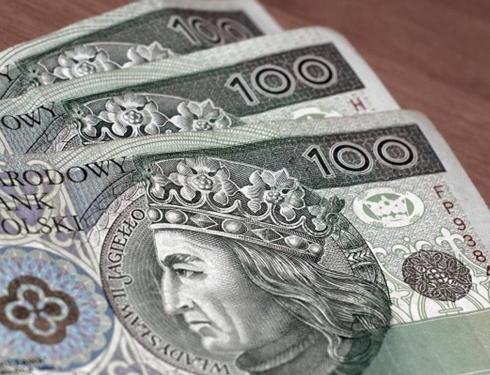 Uchwalając wakacje kredytowe w okrojonym kształcie, rząd Tuska działa w interesie banków