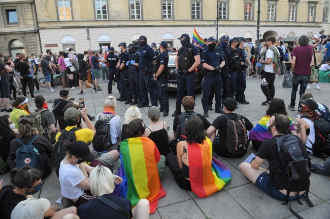 Protest aktywistów LGBT na Krakowskim Przedmieściu w Warszawie. Fot. PAP/Radek Pietruszka