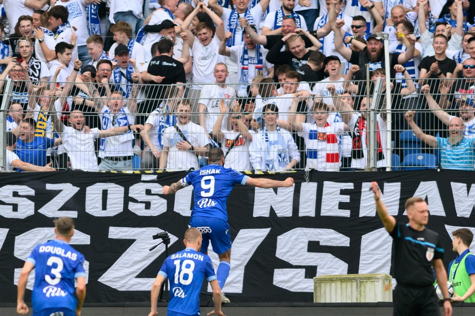 Piłkarze i kibice Lecha Poznań cieszą się z gola podczas meczu Ekstraklasy z Pogonią Szczecin, 7 bm. (gj) PAP/Jakub Kaczmarczyk