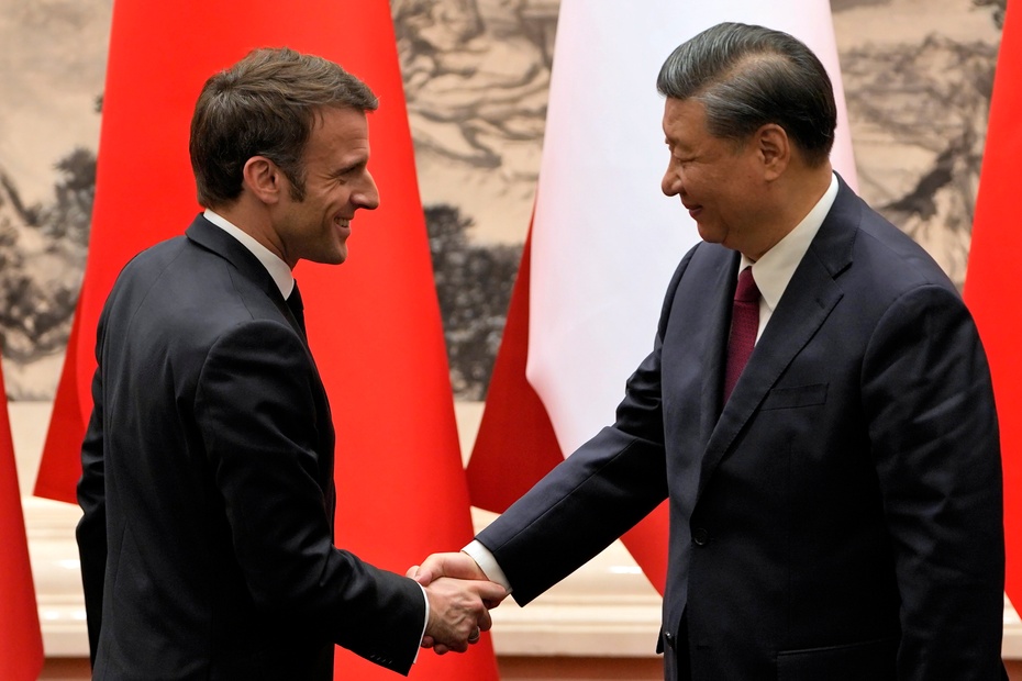 (Spotkanie prezydenta Francji Emmanuela Macrona z przywódcą Chin Xi Jinpingiem. Fot. EPA/Ng Han Guan / POOL)