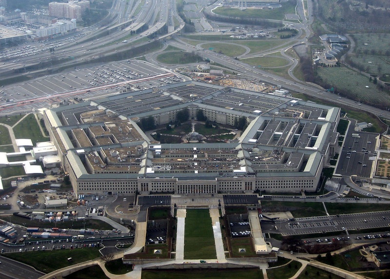 Sankcje już wpływają na przemysł Rosji. "The Pentagon" [https://flic.kr/p/4m7mNY] by David B. Gleason is licensed under CC BY-SA 2.0