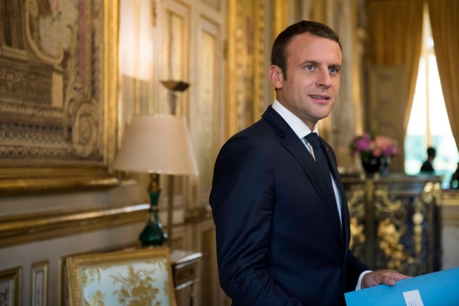 Emmanuel Macron. fot. PAP/EPA/JULIEN DE ROSA / POOL