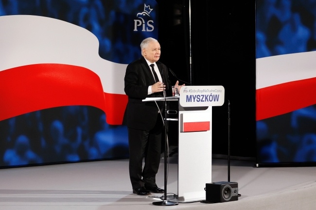Prezes PiS Jarosław Kaczyński podczas spotkania z mieszkańcami Myszkowa, fot. PAP/Waldemar Deska