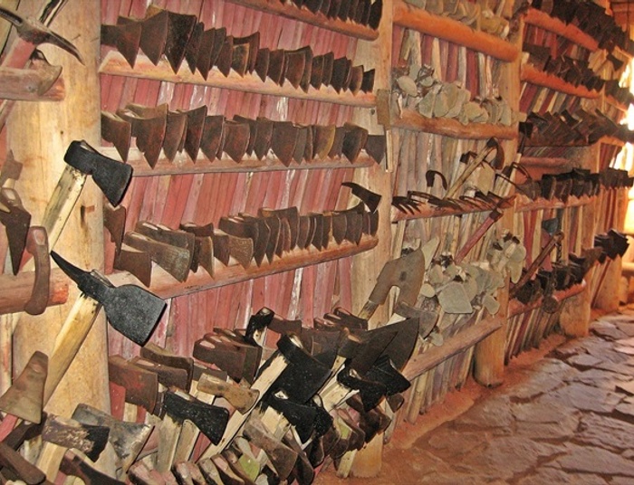 Orzechówka.   Najdziwniejsze i jedyne w Polsce Muzeum Siekier