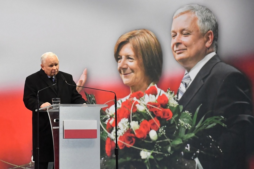 Prezes PiS Jarosław Kaczyński przemawia przed Pałacem Prezydenckim w Warszawie. Fot. PAP/Piotr Nowak