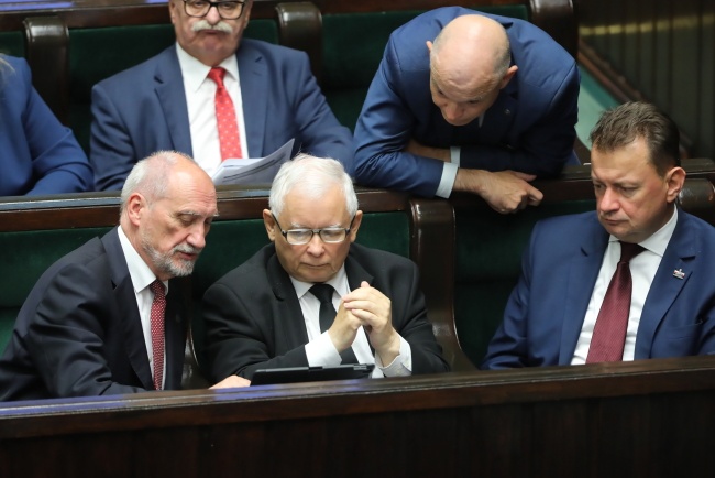 Decyzją prezesa PiS w prawach członka partii zawieszonych zostało 14  posłów. fot. PAP/Wojciech Olkuśnik