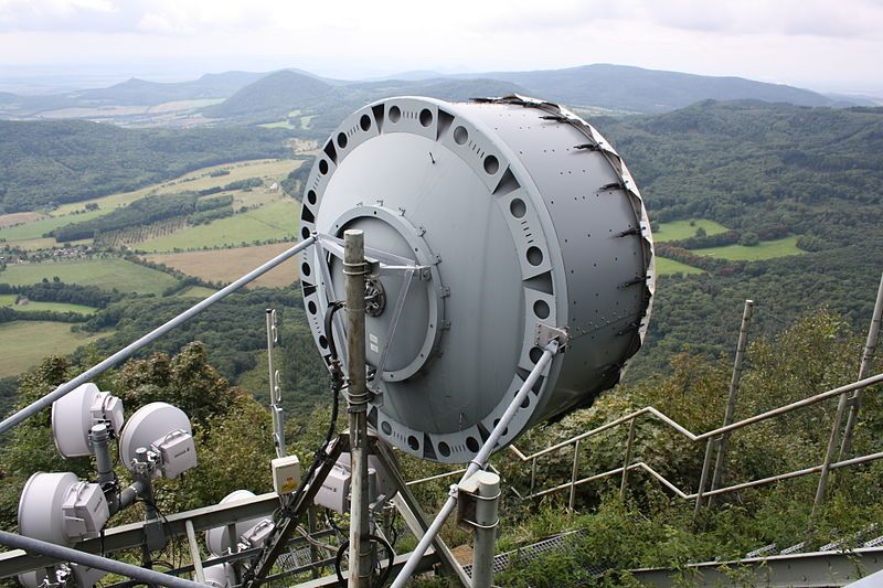 Quand les antennes-relais remplacent les pluviomètres | Knowtex Knowtex Les antennes du réseau de téléphonie mobile peuvent renseigner sur les précipitations traversées par les micro-ondes qu'elles relaient.